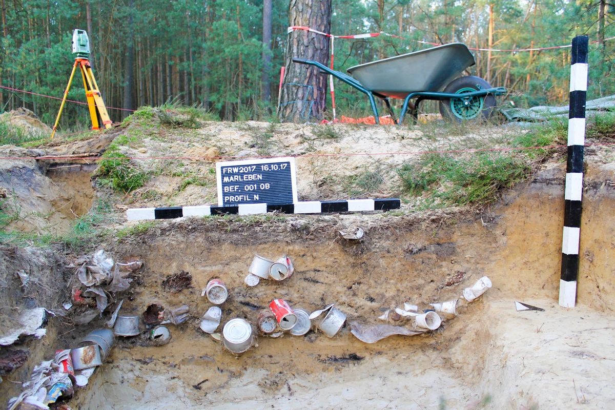 Grabung am ehemaligen Hüttendorf im Wendland, in der Nähe von Gorleben.