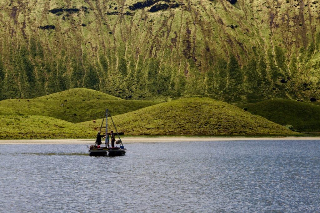 Sedimentproben werden in einem See auf den Azoren genommen.