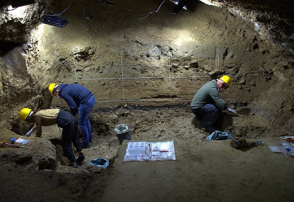 Bei Ausgrabungen in der Bacho-Kiro-Höhle wurden 2021 neue Artefakte aus der Besiedlung durch den Neandertaler im Mittelpaläolithikum gefunden.