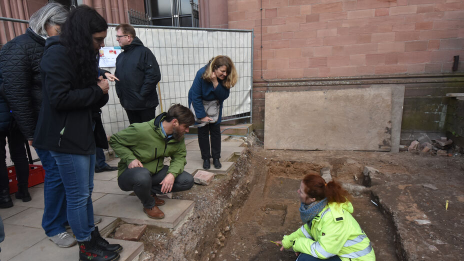 Unerwartete Archäologie: Im Rahmen der barrierefreien Erschließung der Basilika in Seligenstadt kamen nur wenige Zentimeter unter den Steinplatten die ersten Skelettteile zum Vorschein.