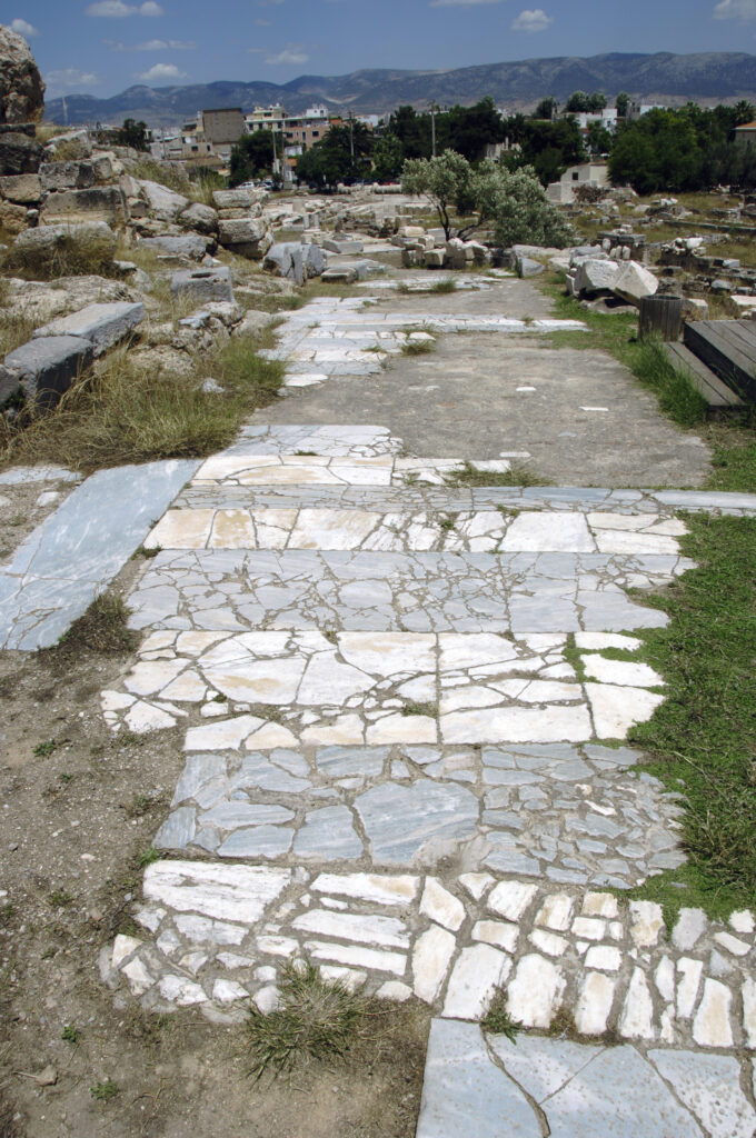 Foto, das die Überreste der Heiligen Straße von der Stadt Athen zum Heiligtum in Eleusis zeigt.