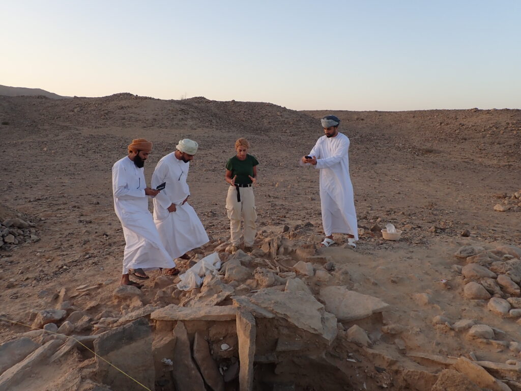 Die aktuellen Ausgrabungen im Oman werden vom Institut für Archäologie der Tschechischen Akademie der Wissenschaften geleitet.