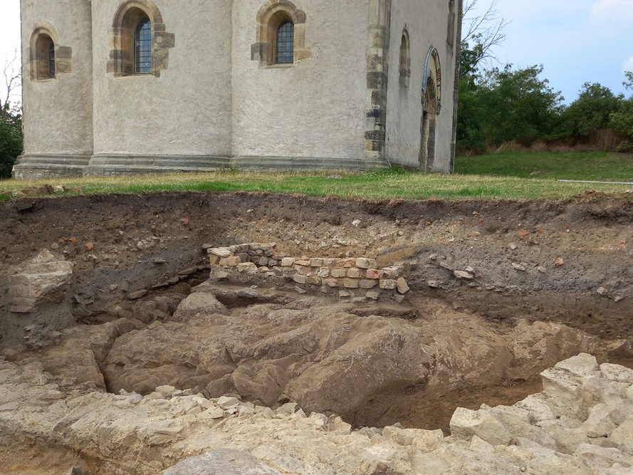 Die archäologischen Befunde im Bereich der früheren Burg Landsberg liegen direkt auf dem Porphyr des Kapellenbergs.