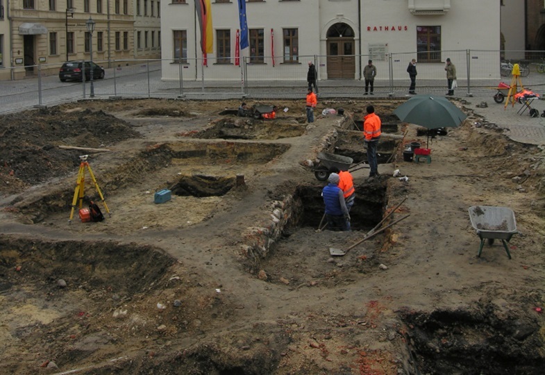 Überblick über das Grabungsareal im Jahr 2016 vor dem Rathaus der Hansestadt Stendal