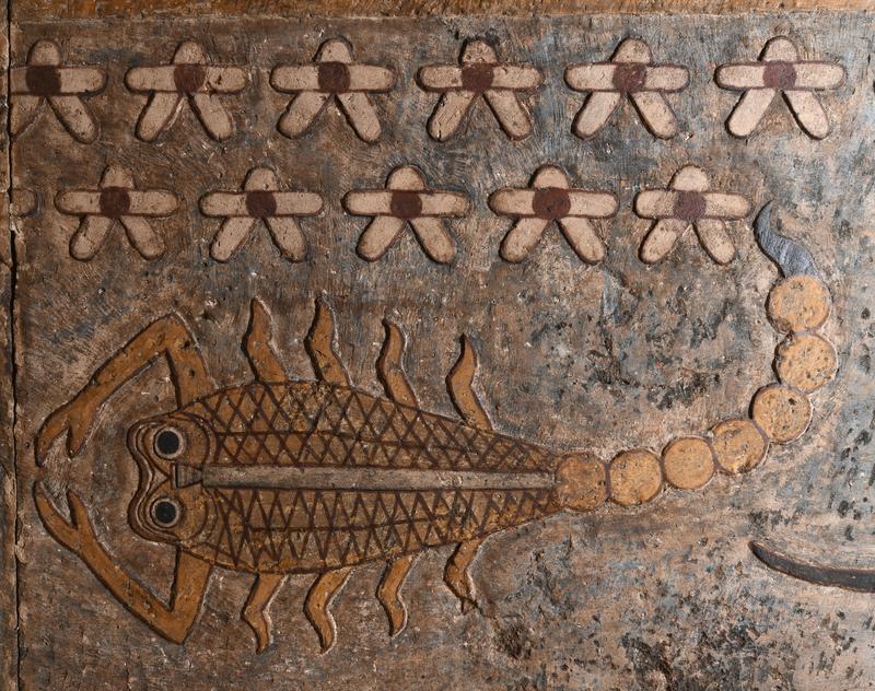 Zu sehen ist die Darstellung des Tierkreiszeichens Skorpion im Tempel von Esna. Über dem Tier sind 11 Sterne, in zwei Reihen angeordnet, zu sehen.