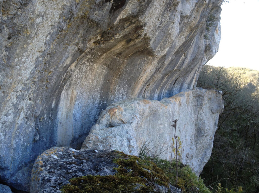 Der Aquädukt von Divona, Kanalabschnitt im Fels 