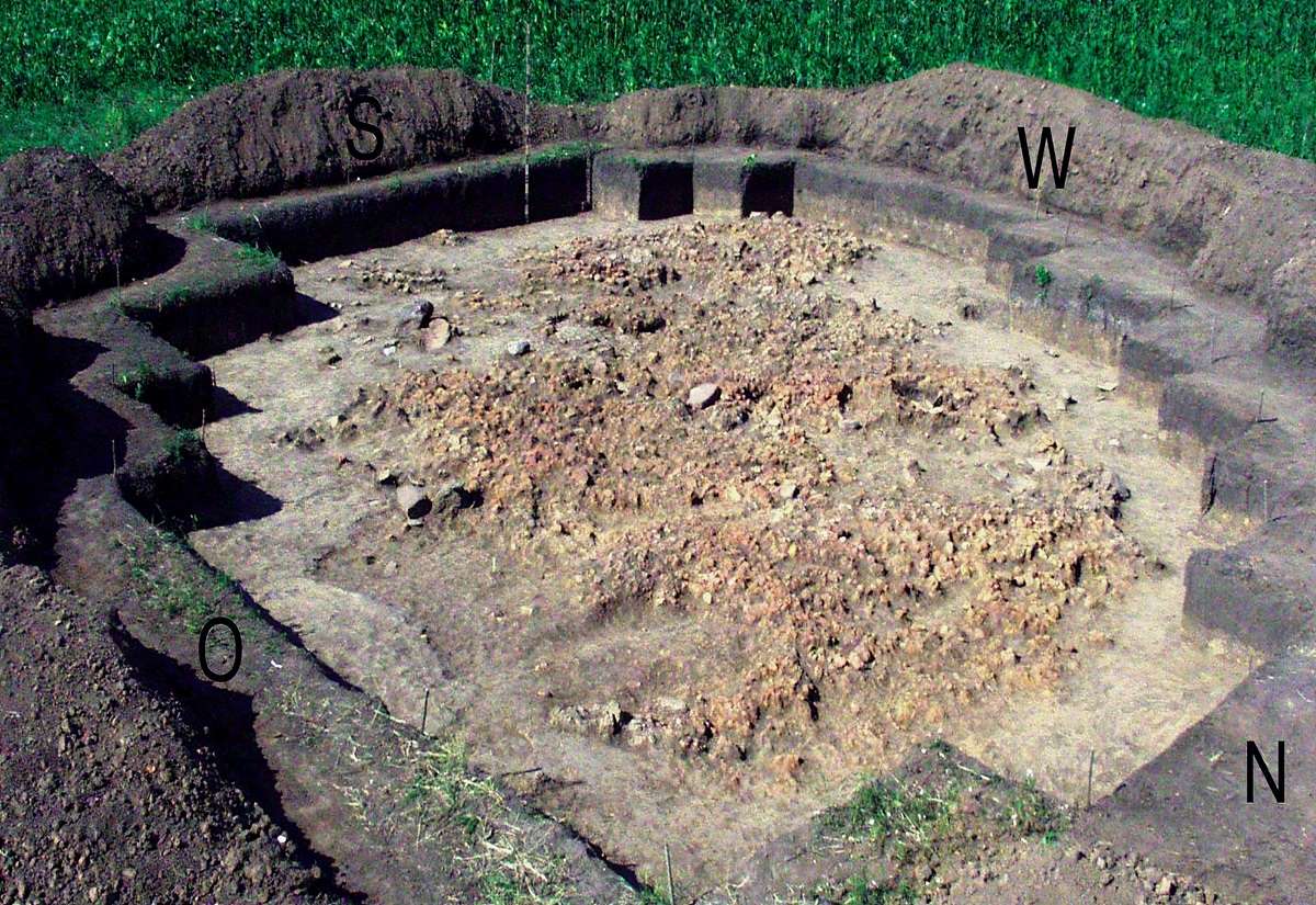  Die archäologischen Überreste des abgebrannten Wohnhauses, Teil der Siedlung Kosenivka (Ukraine), in dem die menschlichen Skelettreste in den 1980er Jahren gefunden wurden.