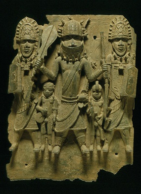 Reliefplatte mit einem König (Oba) und vier Begleitern. 16. Jh. In Deutschand wurden die sog. Benin-Bronzen das Sinnbild für die Rückgabe und den Schutz afrikanischen Kulturgutes.