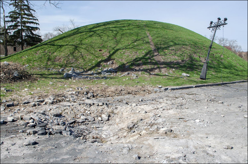 Der fürstliche Grabügel, 10. bis 11. Jahrhundert n. Chr., befindet sich im Nordwesten des Friedhofs Boldyni Hory in der Oblast Tschernihiw, Ukraine. Er wurde im März 2022 durch einen russischen Raketenangriff beschädigt.