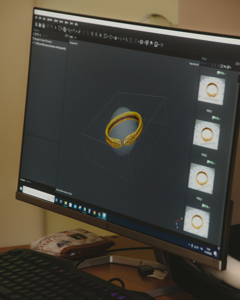 Zu sehen ist ein Computerbildschirm, der eine 3D-Rekonstruktion / eine Digitalisierung eines goldenen Ringes oder Armbandes zeigt.