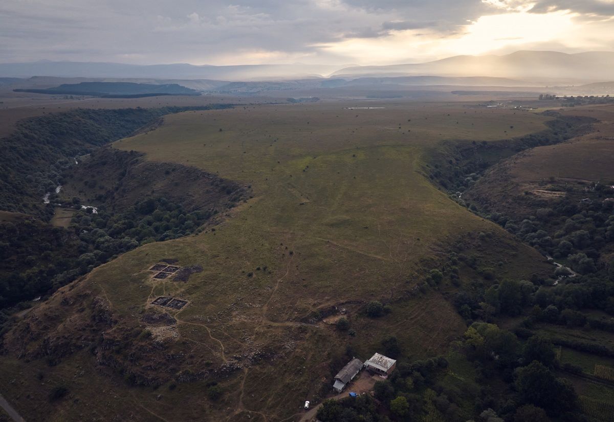 Luftbildaufnahme der Stätte Dmanisis Gora im Kaukasus. Im Vordergrund sind die Ausgrabungen der inneren Festung von 2023 zu sehen.