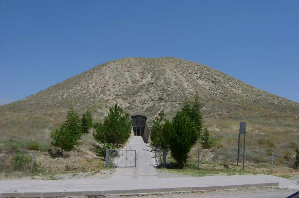 Zu sehen ist der Eingangin den großen Tumulus von Gordion, das in der Bronzezeit zum hethitischen Reich gehörte.