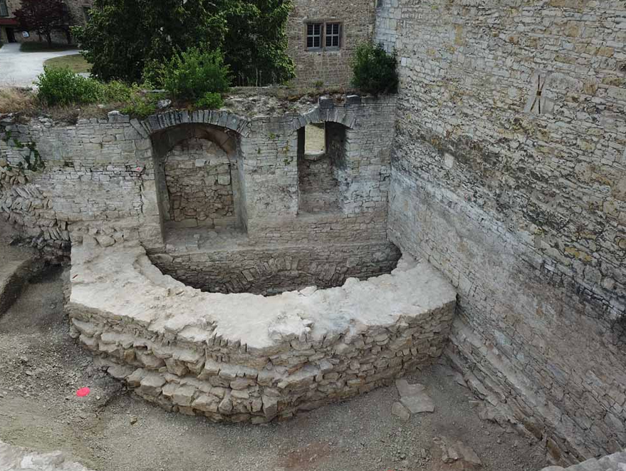 Neuenburg aus der Zeit um 1100. Blick in Richtung Kernburg.