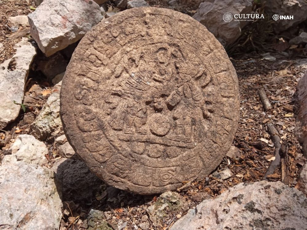 Ein in Chichén Itzá entdeckter Ballspielmarker mit vollständigem Maya-Hieroglyphentext. Foto: INAH.