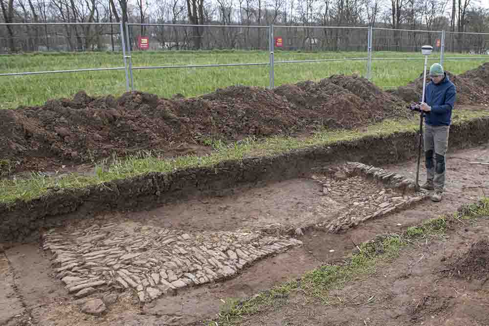 Dicht unter der Oberfläche des Ackers auf dem Fürstenberg kamen die Mauerfundamente eines im Innern runden Raumes zum Vorschein, der typisch für römische Bäder ist. 