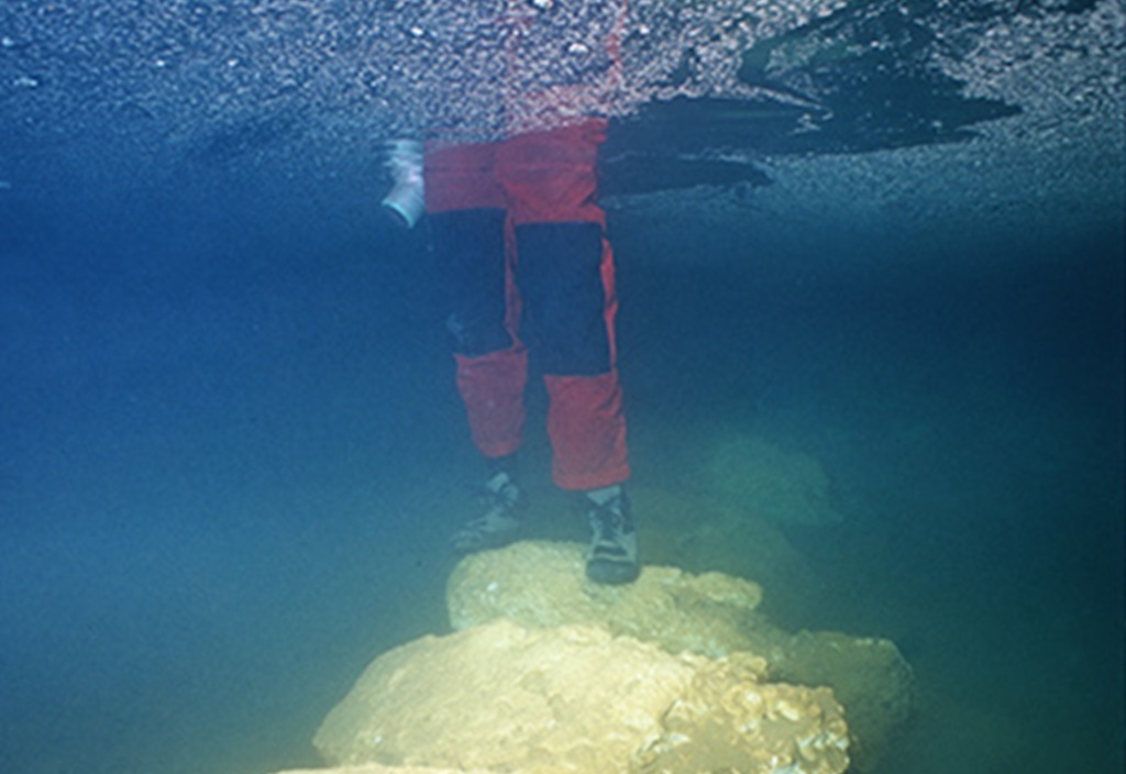 Nahaufnahme der versunkenen Steinbrücke aus der Höhle von Genovesa, Mallorca, Spanien