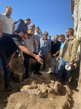 Grabungsleiter Dr. Yavuz Yeğin zeigt Ali Hamza Pehlivan, Gouverneur von Mersin, eines der entdeckten Reliefs (Credt: Yavuz Yeğin).
