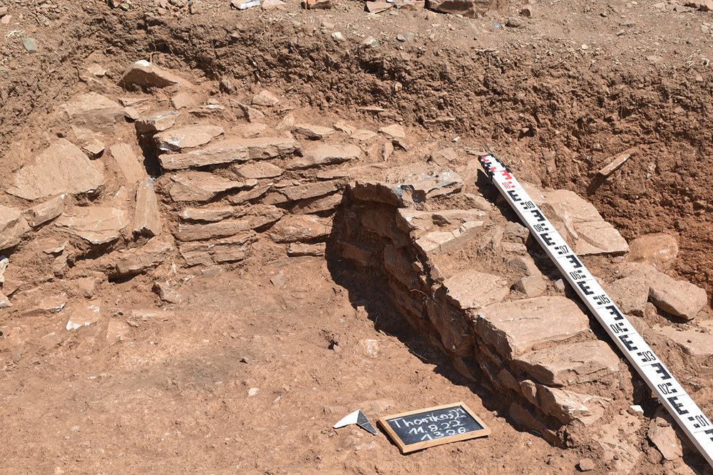 Eisenzeitliches Haus des 10. bis 9. Jahrhundert v. Chr. in Thorikos (Attika/Griechenland): Mauerecke und Türwange. Die Mauern bestanden im Sockel aus geschichteten Steinen, darüber aus luftgetrockneten Lehmziegeln. 