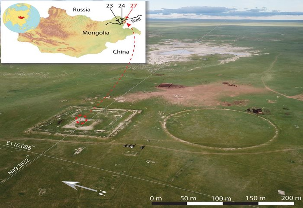 Drohnenfoto von Cluster 27 im Nordosten der Mongolei. Ein roter Kreis markiert die Stelle der ausgegrabenen Grabstätte. Die eingefügte Karte zeigt die Lage von Cluster 27 in Rot und zwei weitere Grabstätten entlang der langen Mauer (Cluster 23 und 24) in Schwarz.