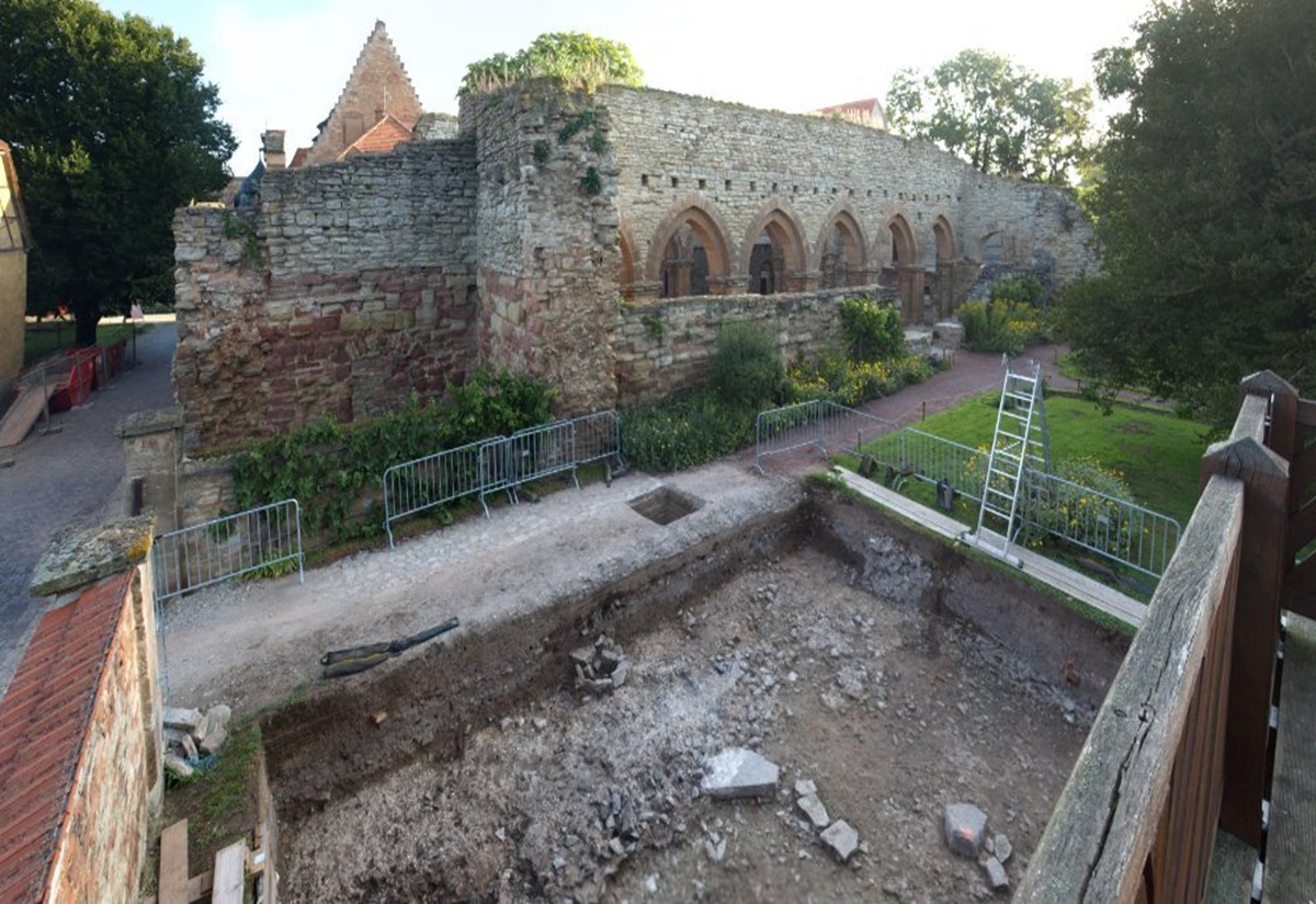 Grabungsfläche der Untersuchungen im Kloster Memleben 2024. 