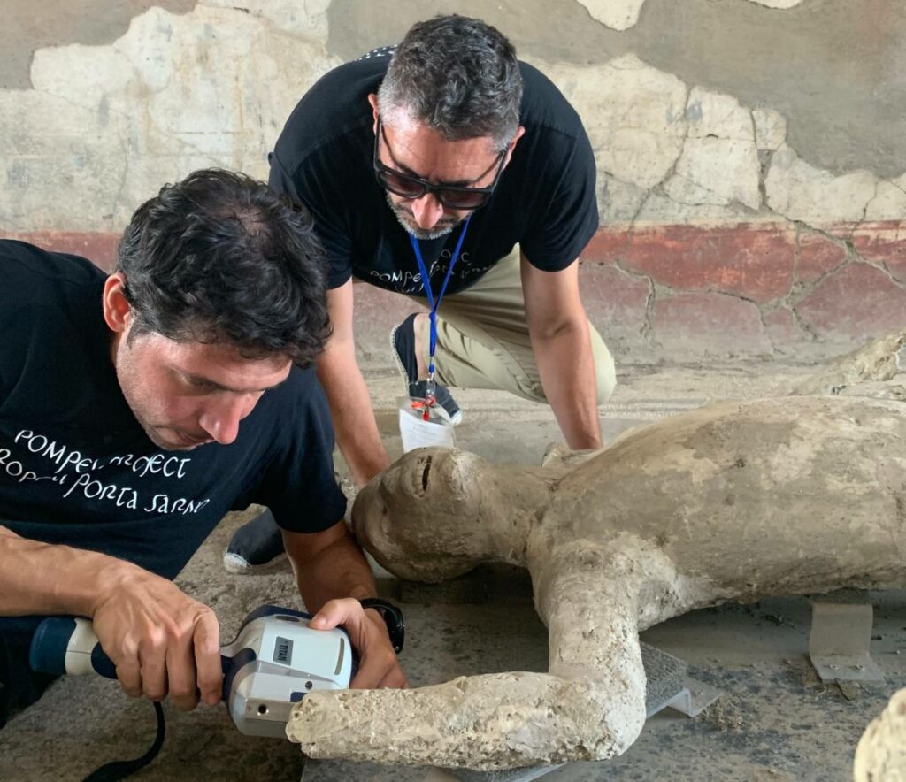 Gianni Gallello (vorne) misst ein Stück zusammen mit Llorenç Alapon (hinten) im Archäologischen Park von Pompeji / Alapont et al,Pompeji 