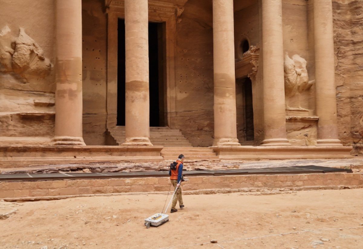 Prospektion vor dem "Schatzhaus" in Petra, Jordanien