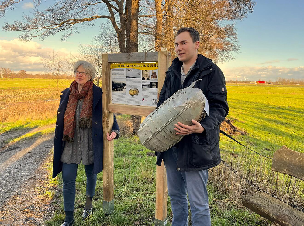 Einweihung der Gedenktafel in Meckelfeld durch Bürgermeisterin Emely Weede der Gemeinde Seevetal und Archäologe Ole Uecker vom AHM. 