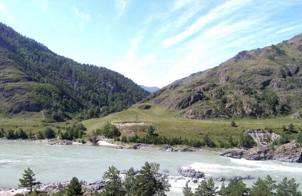 Blick auf das Tal im Altai, in dem sich die Nizhnetytkesken-Höhle befindet. 