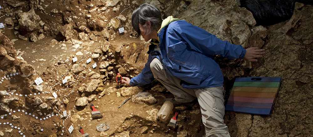 Ausgrabung durch das Landesamt für Denkmalpflege 2011 im Felsmassiv Hohlenstein im Lonetal, Süddeutschland. Im Bild: Dr. Keiko Kitagawa.