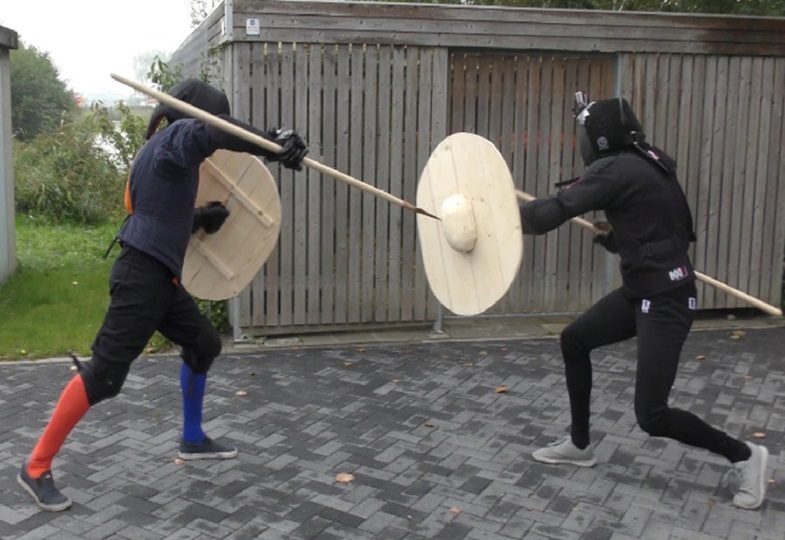 Experiment mit erfahrenen Kämpfern, die frei nach verschiedenen Stilen duellieren. Einhändiger Speer und Schild.