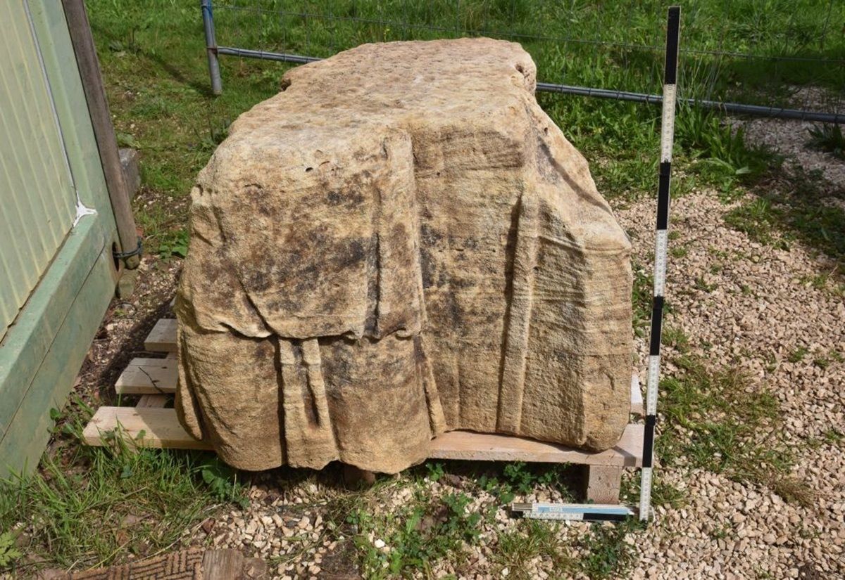 Hechingen-Stein Römervilla; Großer Reliefblock "Mann mit Stab"