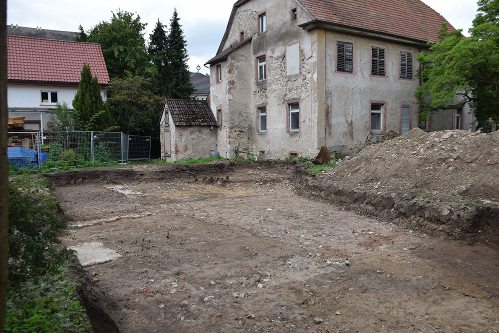 Foto der archäologischen Ausgrabung im Bereich des ehemaligen Kollegiatstiftes St. Margarethen in Waldkirch. 