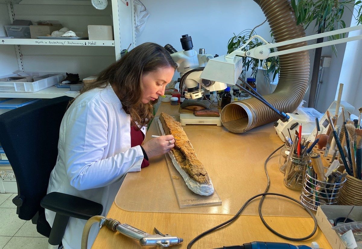 LWL- Restauratorin Susanne Bretzel-Scheel bei ihrer Arbeit in der Restaurierung der LWL-Archäologie für Westfalen in Münster. Zu sehen ist ein Langsax (einschneidiges Langschwert) vor der Restaurierung.