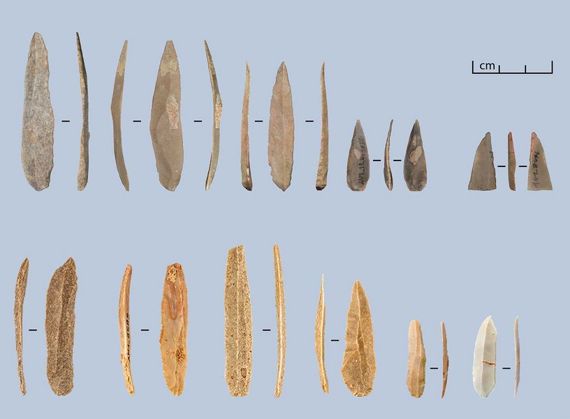 El-Wad Spitzen (erste Reihe) und unmodifizierte Lamellen (zweite Reihe) von Al-Ansab 1. Die rote Linie zeigt einen Bruch, der wahrscheinlich durch den Aufprall der Spitze auf einem harten Material verursacht wurde (Bsp. Knochen). 