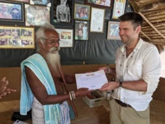 Dr. Patrick Roberts erhält seine humanitäre Auszeichnung von Häuptling Uruwarige Wanniyalaeto im Dorf Dambana.