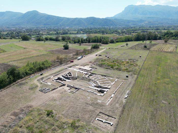 Blick auf die Ausgrabung von Interamna Lirenas von oben und aus dem Norden; die Überreste des Theaters sind in der Mitte zu sehen, mit den Überresten der Basilika dahinter.