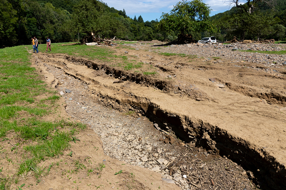 Bei der Flut am 14./15. Juli 2021 freigelegtes Mauerwerk eines römischen Gutshofs zwischen Fuchshofen und Schuld.