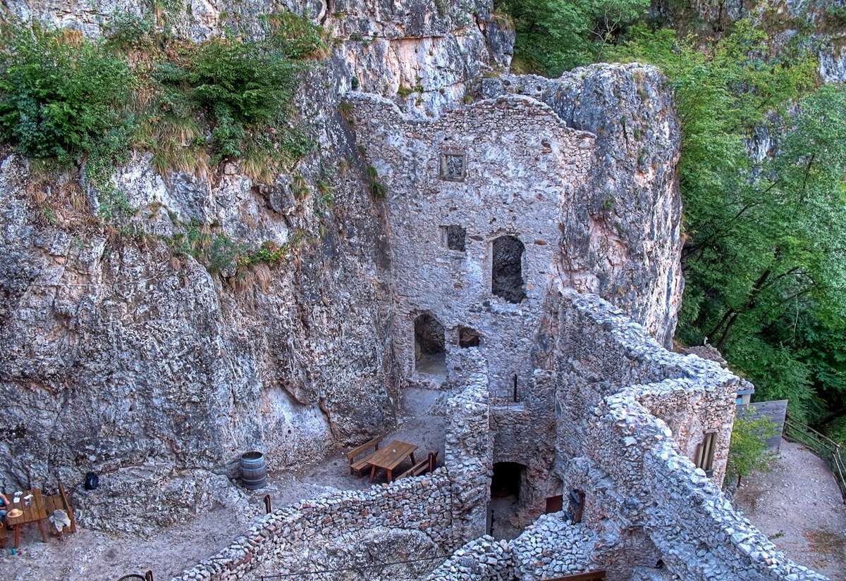 Archäologische Funde wie diese Ruine geben Aufschluss über die Bevölkerung auf der Erde vor vielen Jahrhunderten.