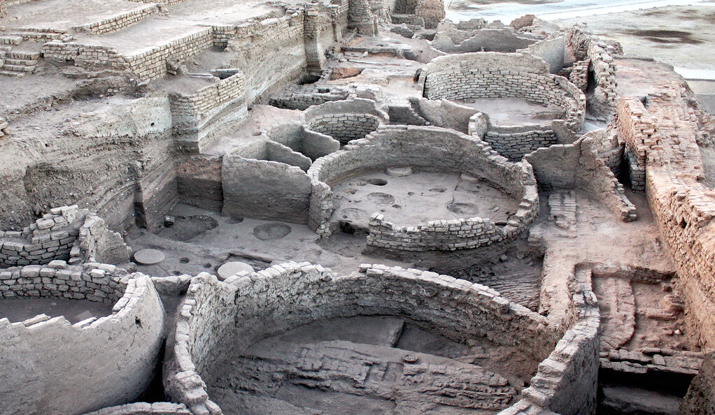 Ansicht des Silo-Hofs, der für die zentrale Getreidelagerung in der antiken Stadt Tell Edfu in Südägypten genutzt wurde, ca. 1600 v. Chr.