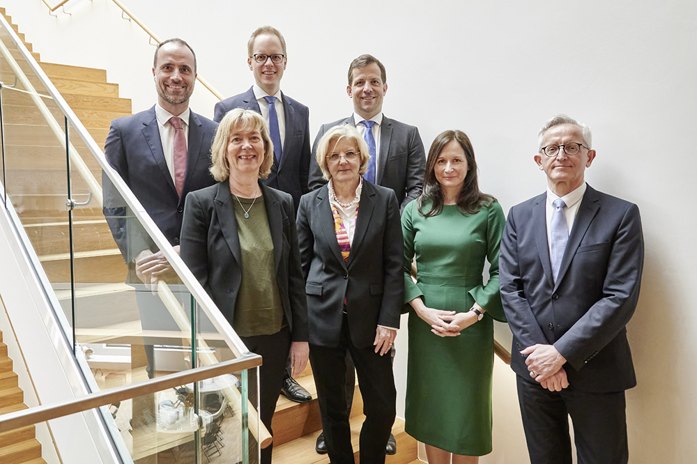 v.l.n.r.: Wissenschaftsminister Clemens Hoch, Finanzministerin Doris Ahnen, Staatssekretär Dr. Jens Brandenburg, Staatssekretär im Bundesministerium für Bildung und Forschung, Prof. Dr. Martina Brockmeier, Präsidentin der Leibniz-Gemeinschaft, Mainzer Oberbürgermeister Nino Haase, Generaldirektorin Univ.-Prof. Dr. Alexandra W. Busch und administrativer Direktor Heinrich Baßler bei der Einweihungsfeier des Leibniz-Zentrums für Archäologie (LEIZA). 