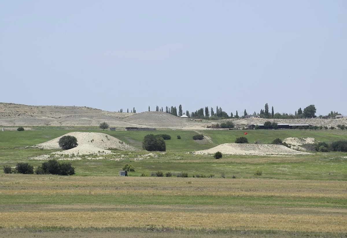 Kurgane bestimmen das Landschaftsbild an vielen Orten Westaserbaidschans.