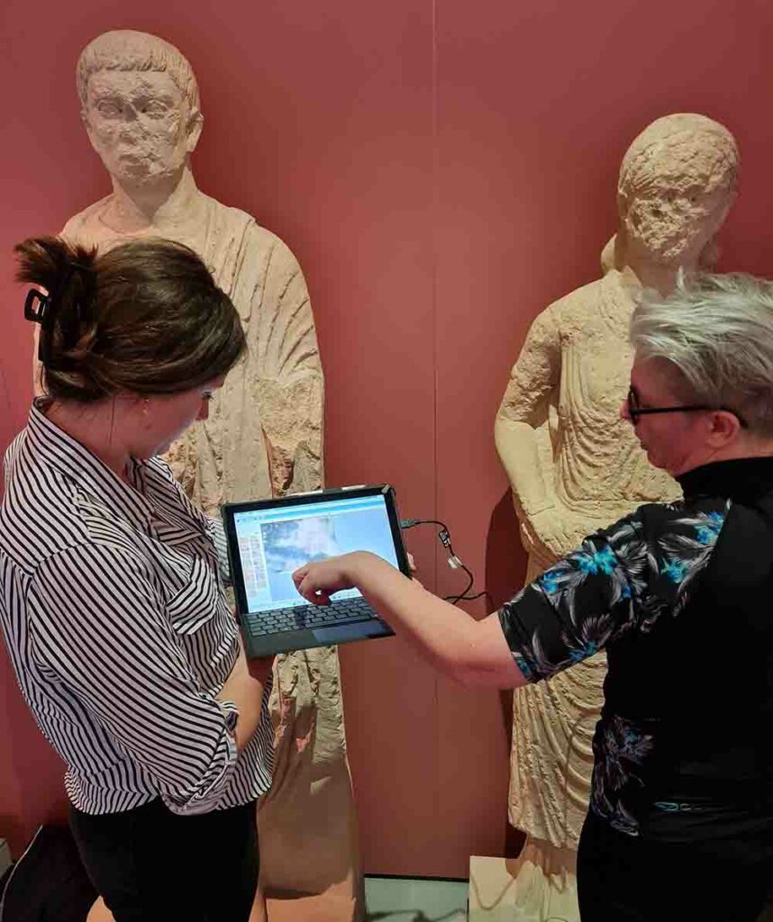 Die schottische Archäologin Dr. Louisa Campbell von der Universität Glasgow (rechts) undCharleen Hack vom Museum bei der Kaiserpfalz Ingelheim untersuchen die Farbspuren auf denrömischen Grabfiguren. 