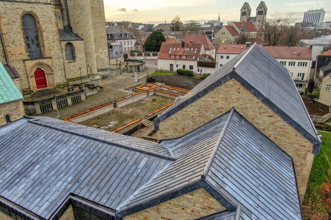 Die Paderborner Pfalzen vor dem Dom. Mit Cortenstahl abgedeckt der Bau Karls des Großen