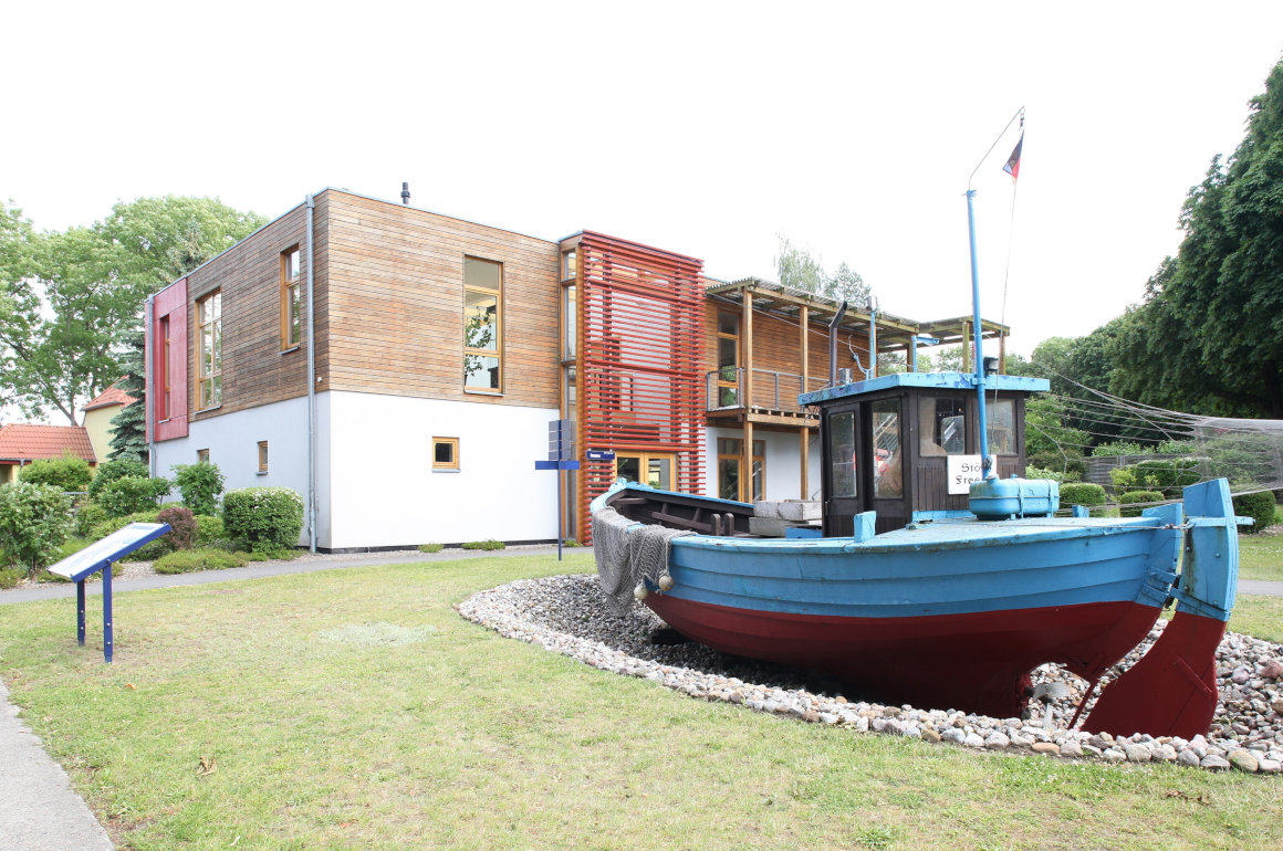 Vorpommerscher Fischkutter vor dem Besucherzentrum im NAUTINEUM