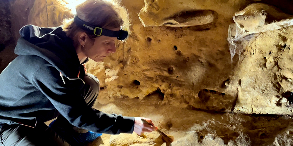 Grabungsarbeiten in einer Höhle