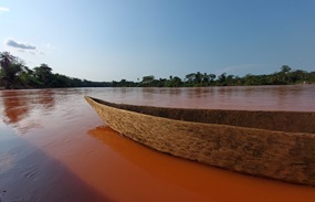 Ein Kanu treibt auf dem Loange-Fluss in der Nähe des Hafens von Kabombo