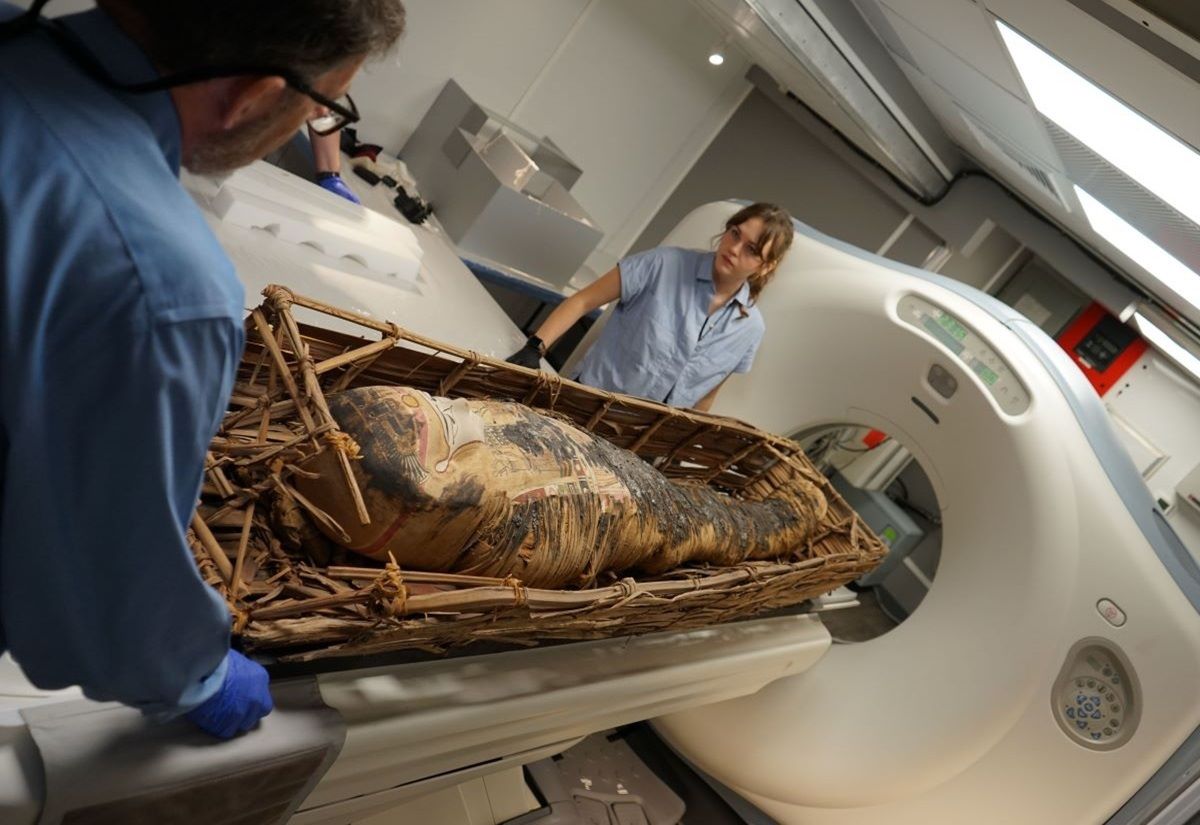 Forscher des Field Museums untersuchen eine Mumie der Sammlung im CT-Scanner