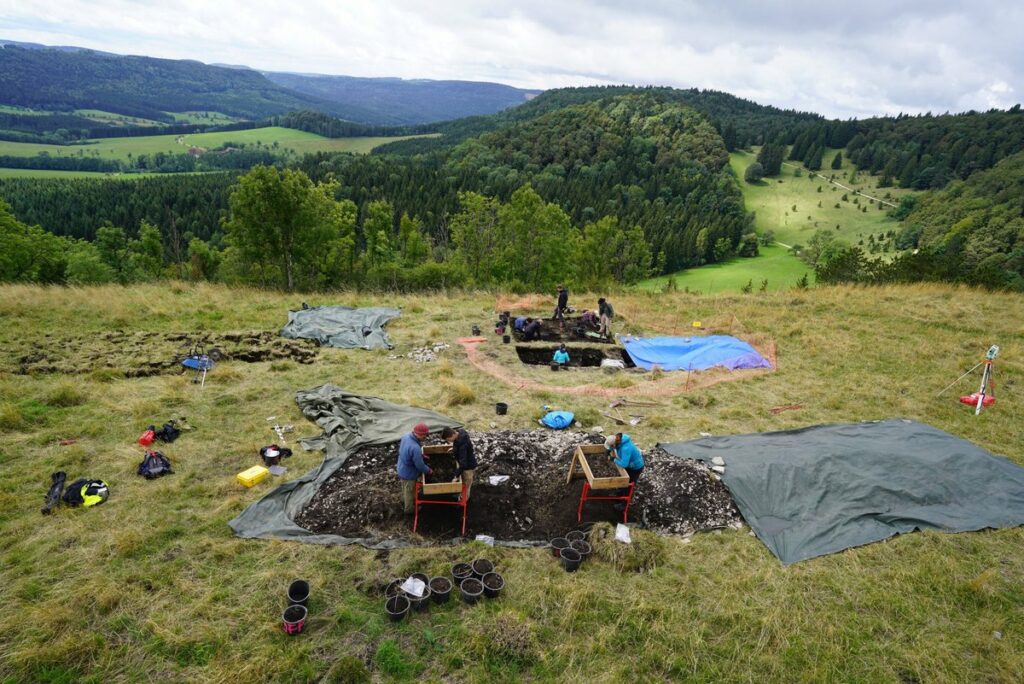 Foto der archäologischen Ausgrabung auf dem Lochenstein, Quelle: Landesamt für Denkmalpflege im Regierungspräsidium Stuttgart.