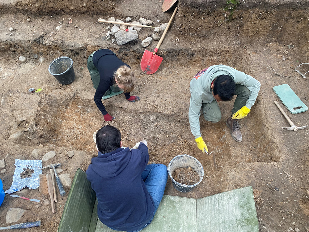 In der Grabungssaison vom 21. August bis zum 1. September 2023 intensivierten sich die archäologischen Untersuchungen am Großgrabhügel auf dem Kapellenberg. 