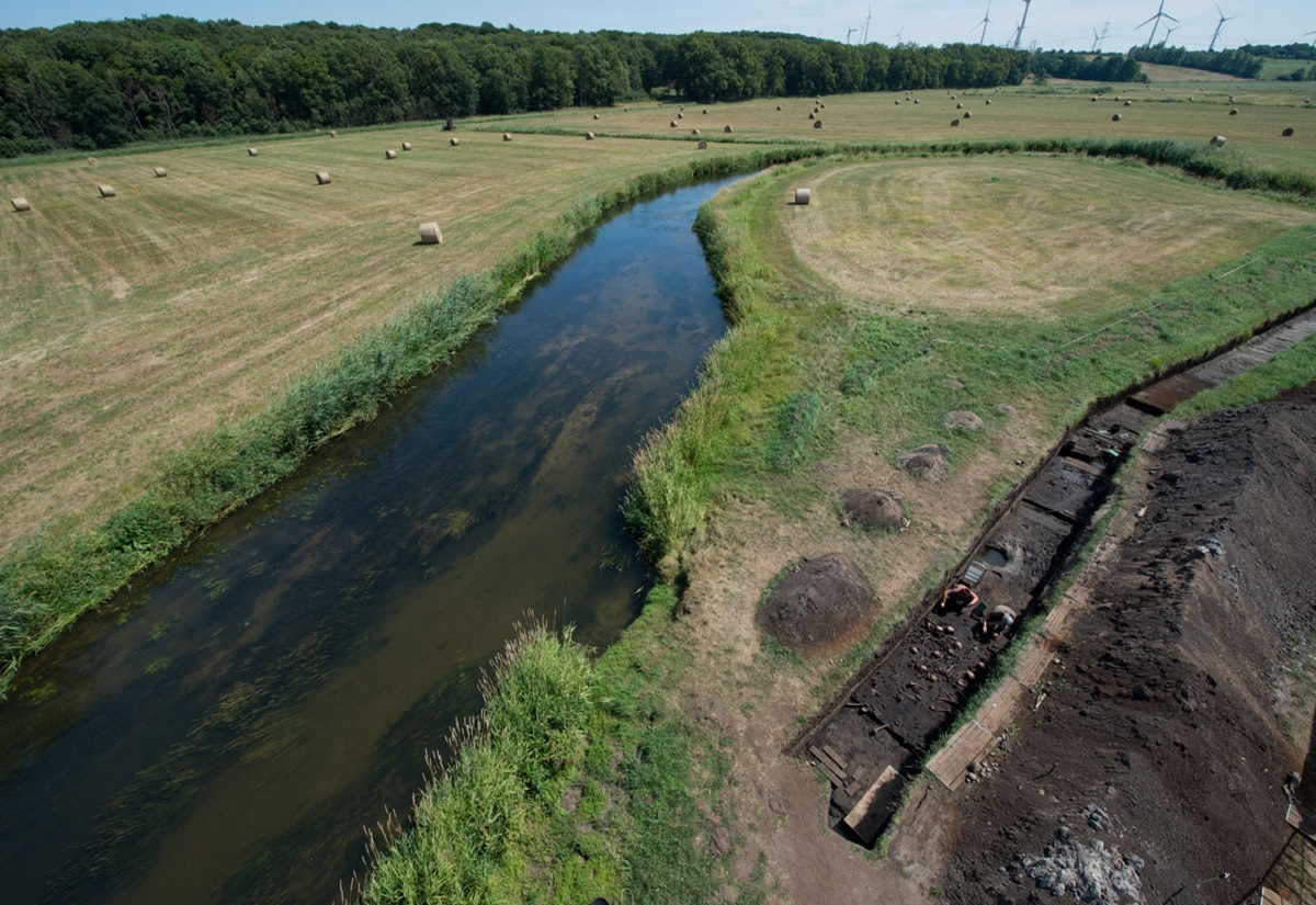 Ausgrabungen im Tollensetal im Jahr 2013 förderten eine große Zahl menschlicher Gebeine ans Tageslicht. In der Grabungsfläche sind zahlreiche Schädel zu erkennen.